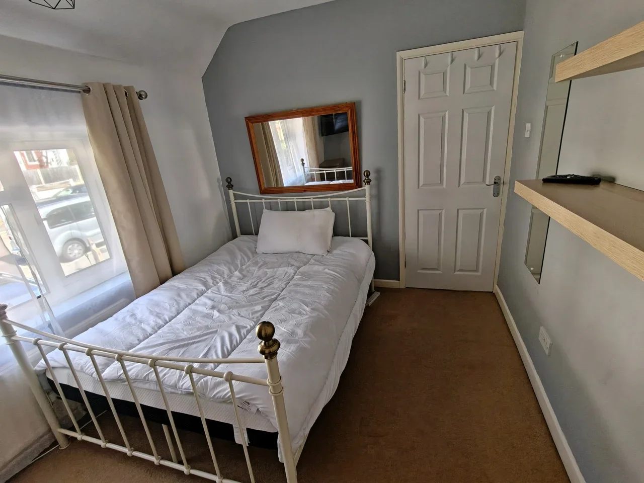 Room Underwood Road in High Wycombe Community Board