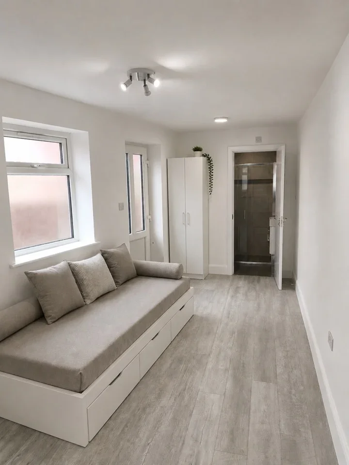 Flat Dale Close in Greater London