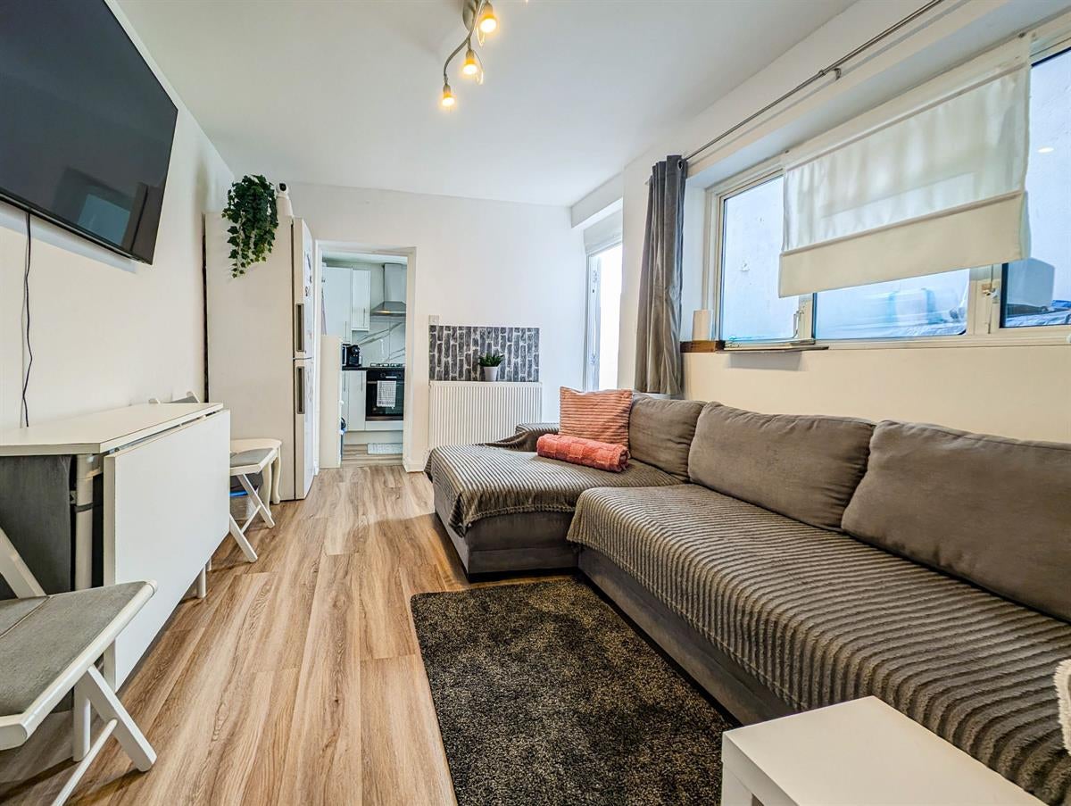 Flat Penshurst Road in Greater London