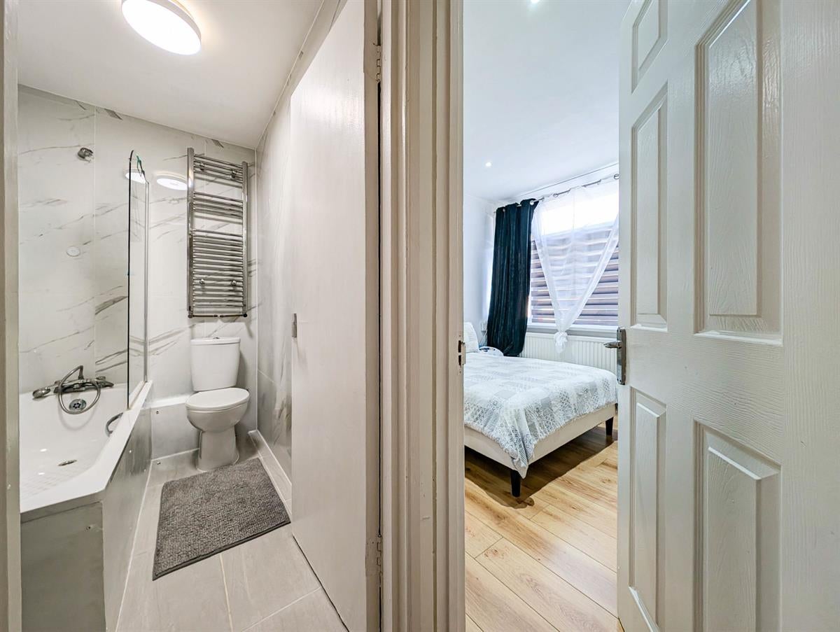 Flat Penshurst Road in Greater London
