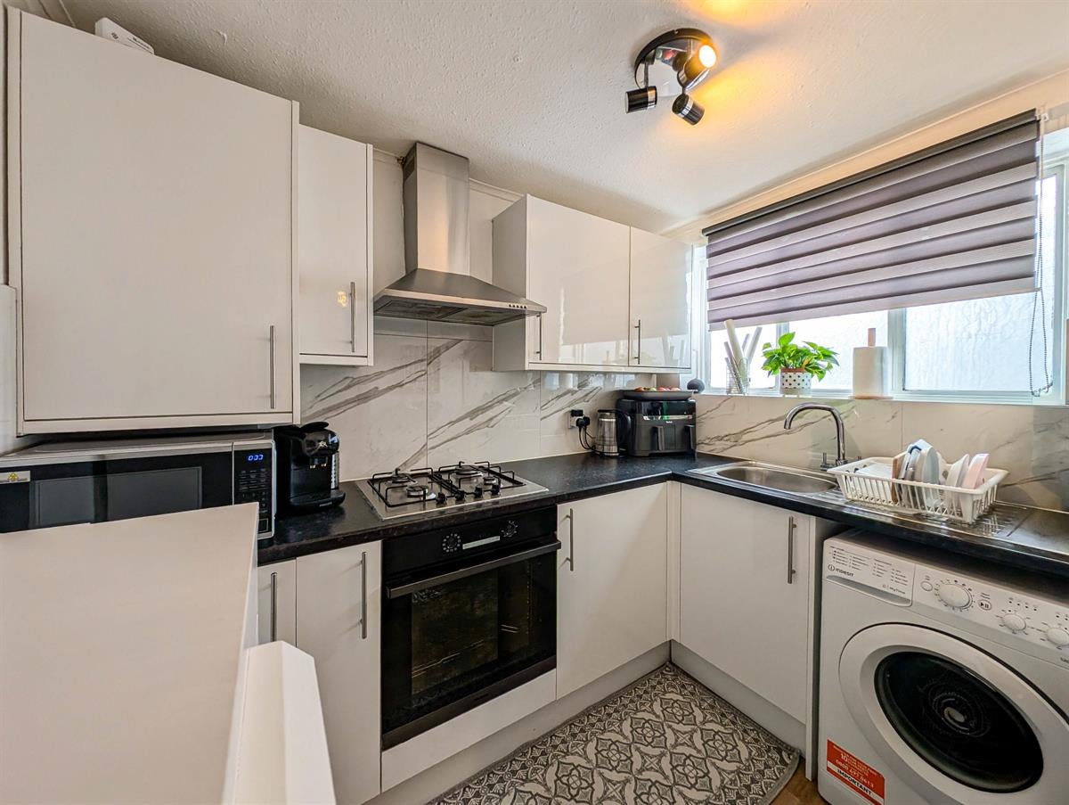 Flat Penshurst Road in Greater London