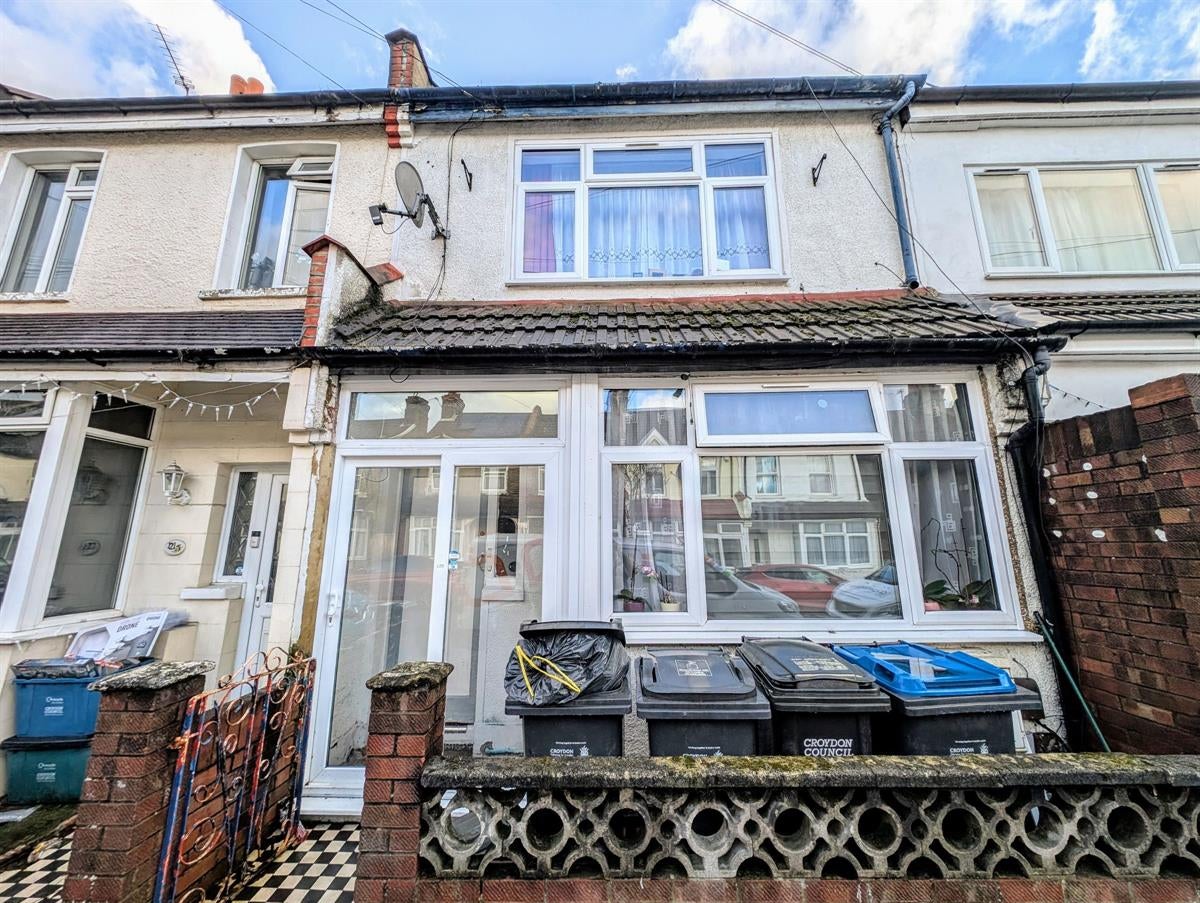 Flat Penshurst Road in Greater London