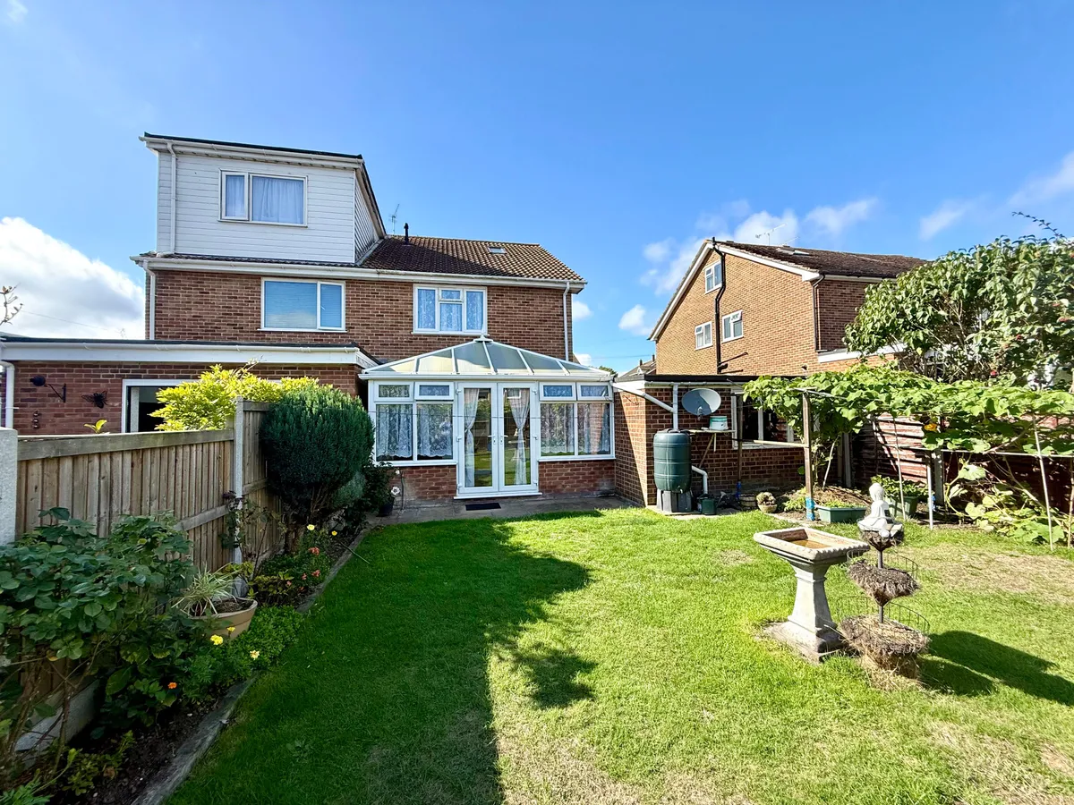 House Hayward Close in Ashford