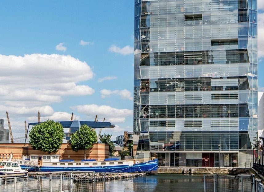 Flat Dollar Bay Place in Greater London