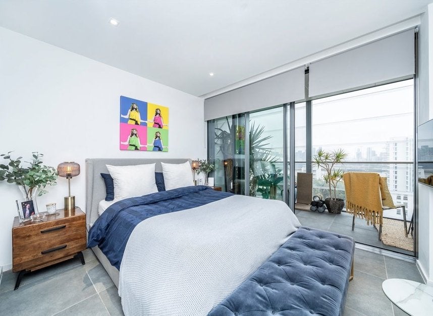 Flat Dollar Bay Place in Greater London