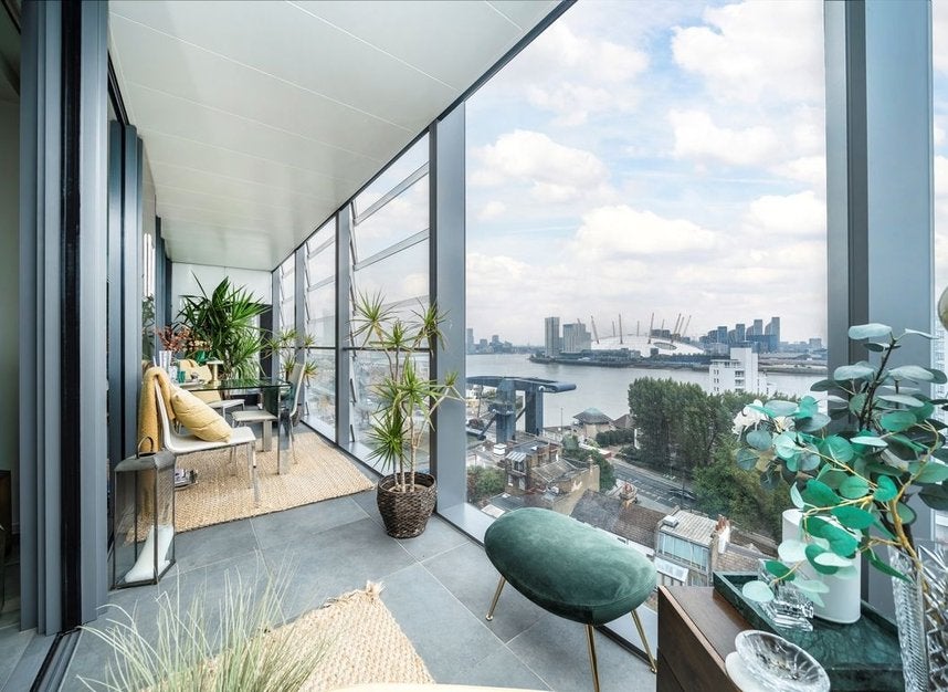 Flat Dollar Bay Place in Greater London
