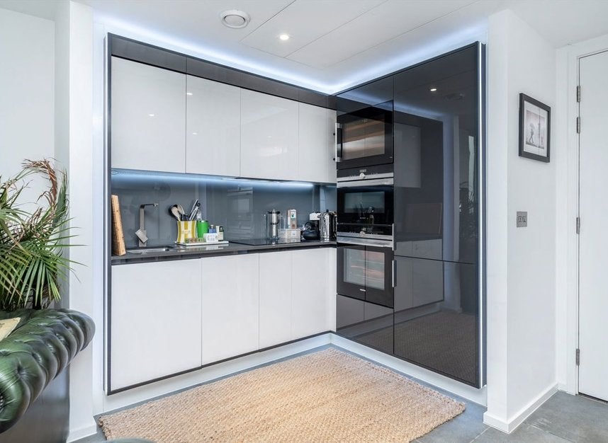 Flat Dollar Bay Place in Greater London