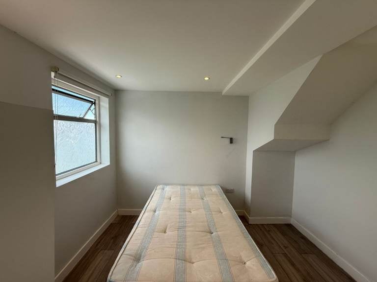 Flat Queens Walk in Greater London