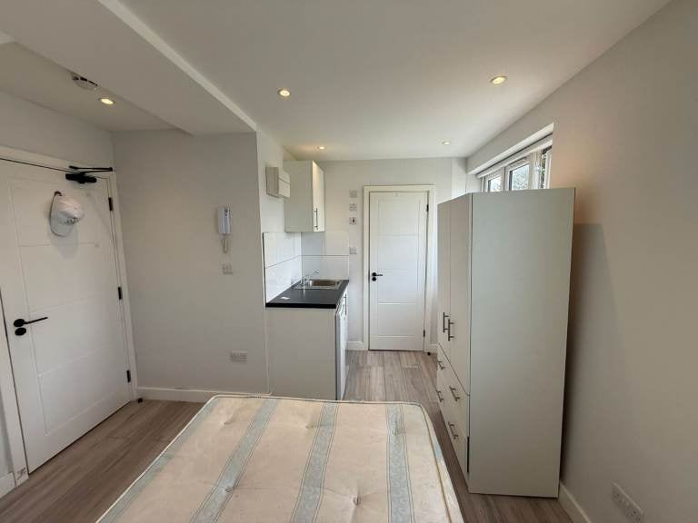 Flat Queens Walk in Greater London