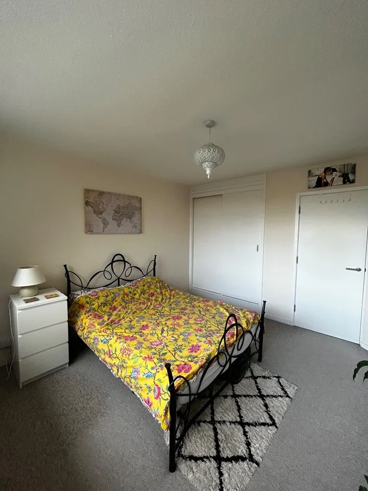 Flat Albemarle Road in Greater London