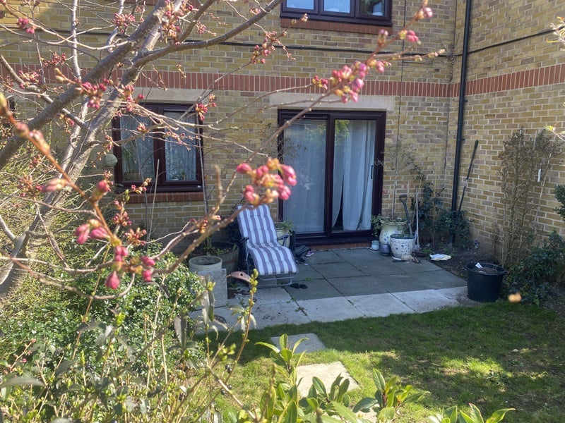Room Riverside Close in Greater London