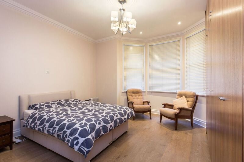 Flat Wynnstay Gardens in Greater London