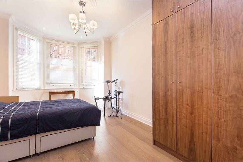 Flat Wynnstay Gardens in Greater London