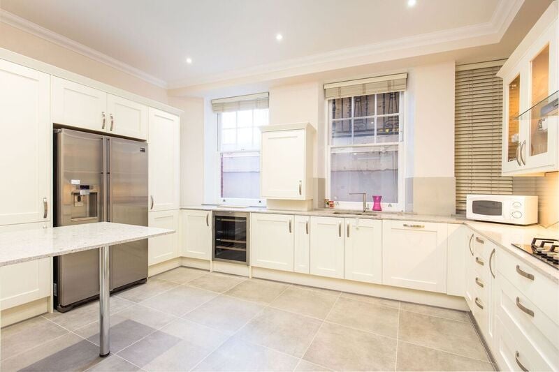 Flat Wynnstay Gardens in Greater London