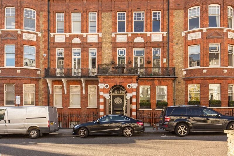 Flat Wynnstay Gardens in Greater London