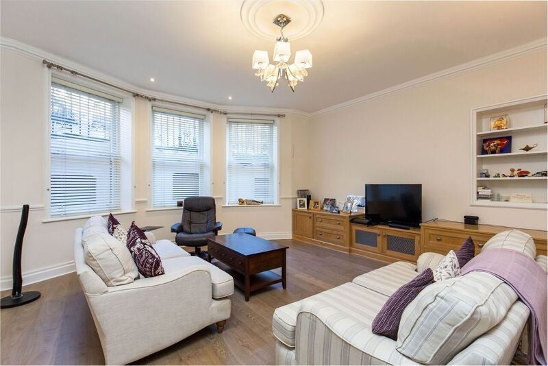 Flat Wynnstay Gardens in Greater London