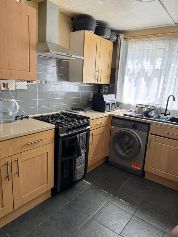 Room Teasel Close in Crawley