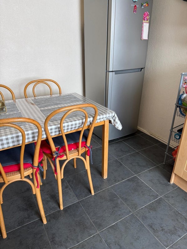 Room Teasel Close in Crawley