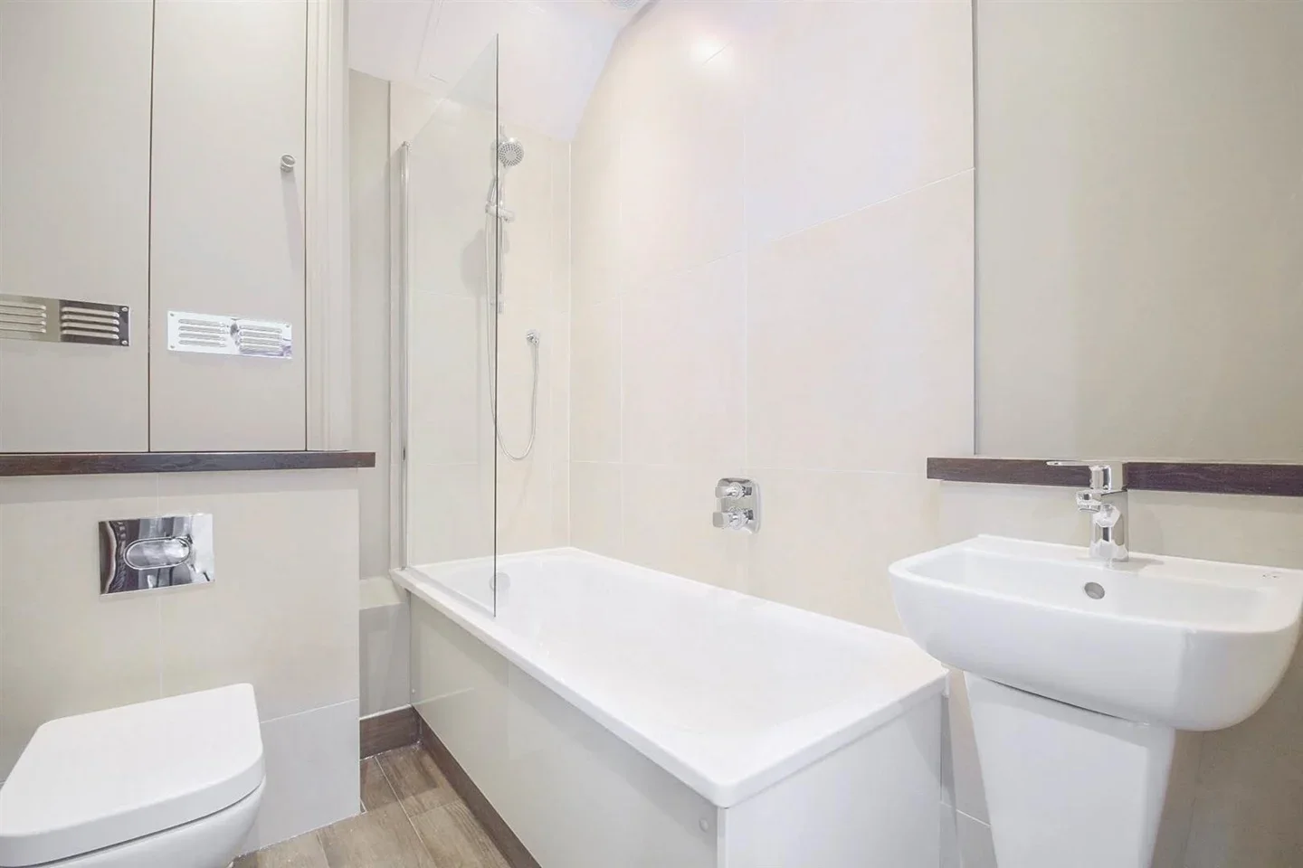 Flat Brownswood Road in Greater London