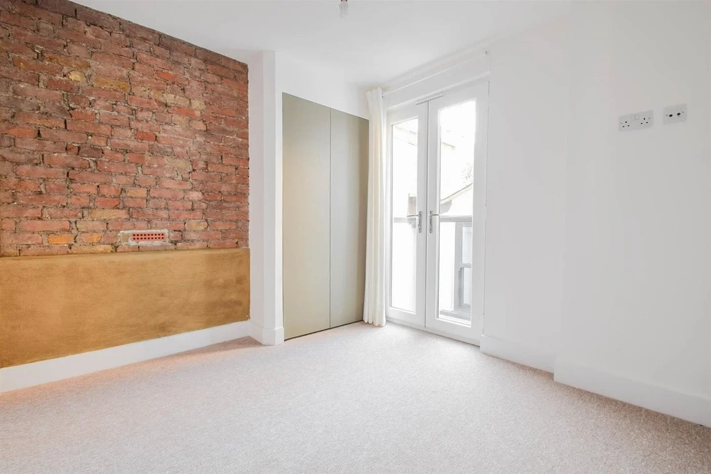 Flat Brownswood Road in Greater London