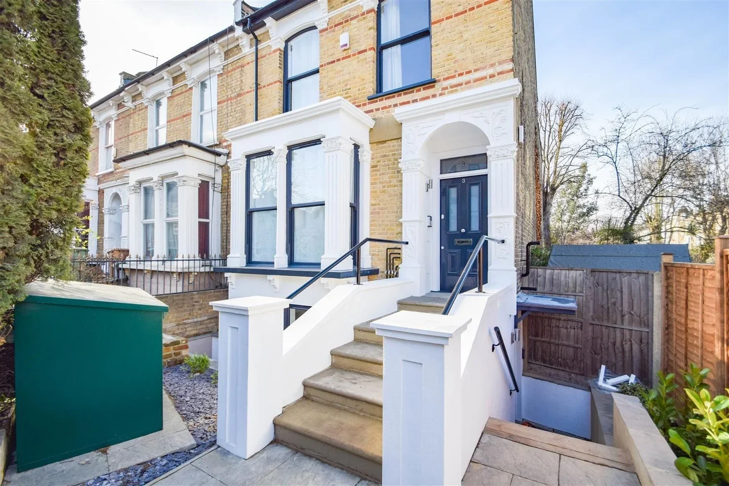 Flat Brownswood Road in Greater London