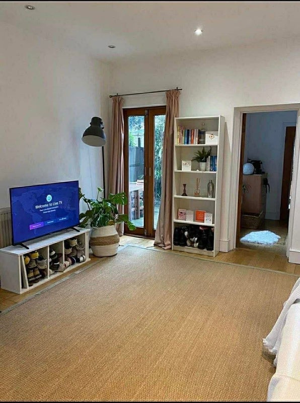 Room Battersea Bridge Road in Greater London