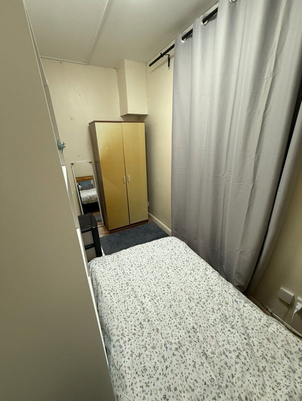 Room Moorside Road in Greater London