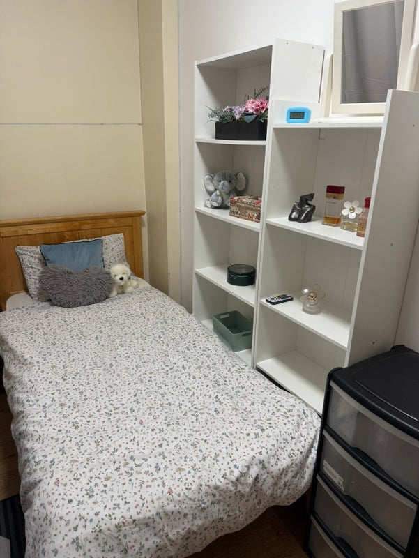 Room Moorside Road in Greater London