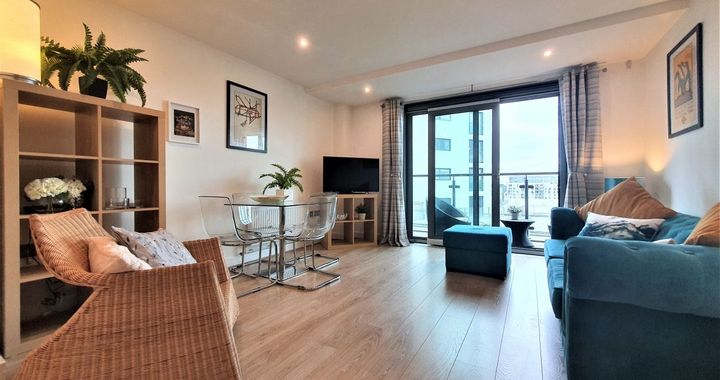 Flat Aqua Vista Square in Greater London