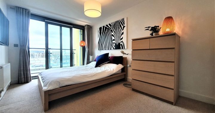 Flat Aqua Vista Square in Greater London