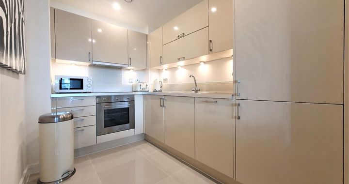 Flat Aqua Vista Square in Greater London