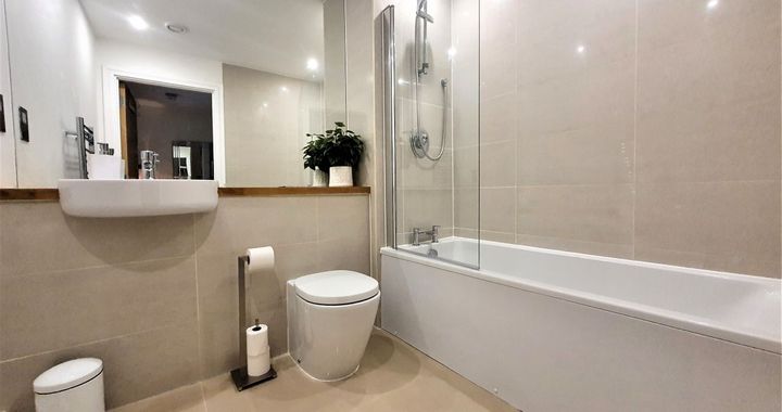 Flat Aqua Vista Square in Greater London
