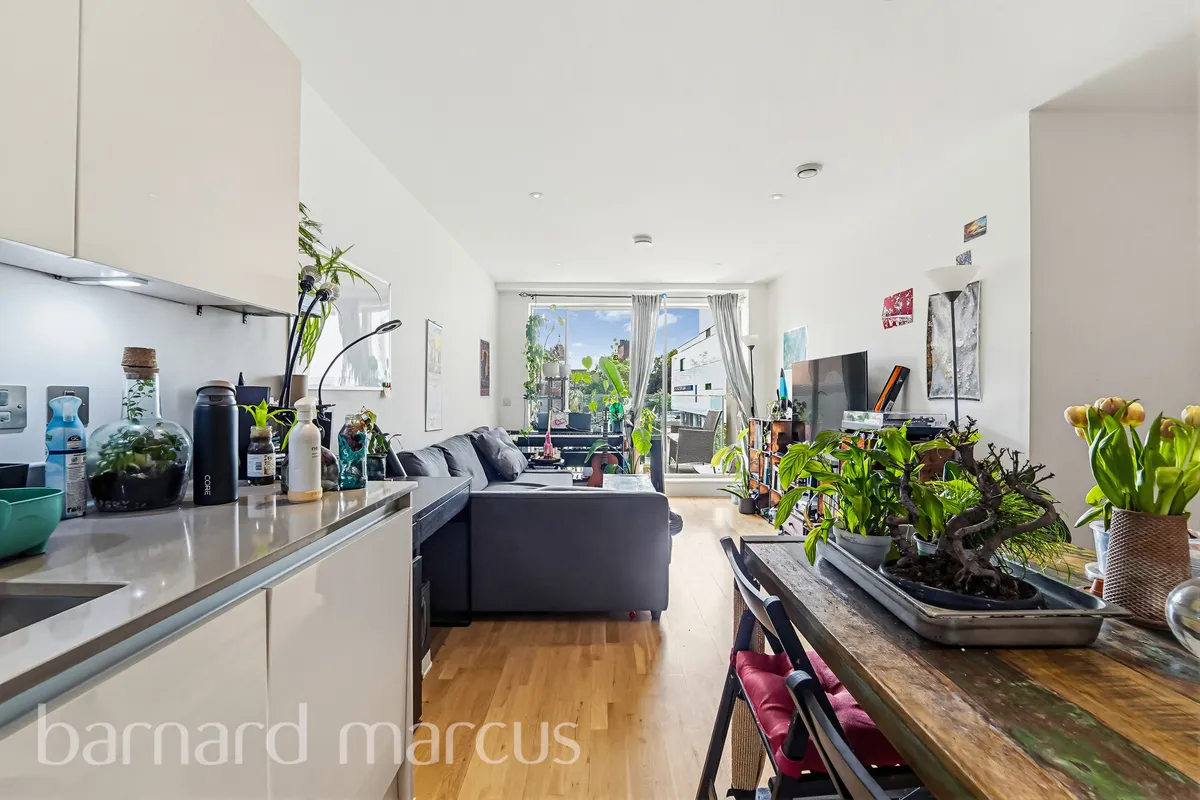 Flat Ellora Road in Greater London