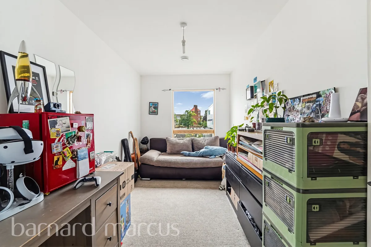 Flat Ellora Road in Greater London