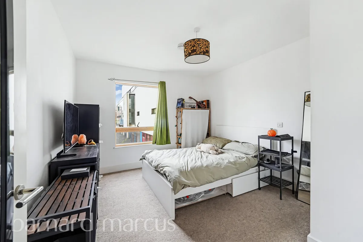 Flat Ellora Road in Greater London