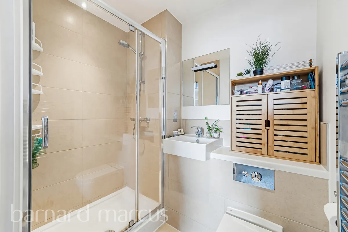 Flat Ellora Road in Greater London