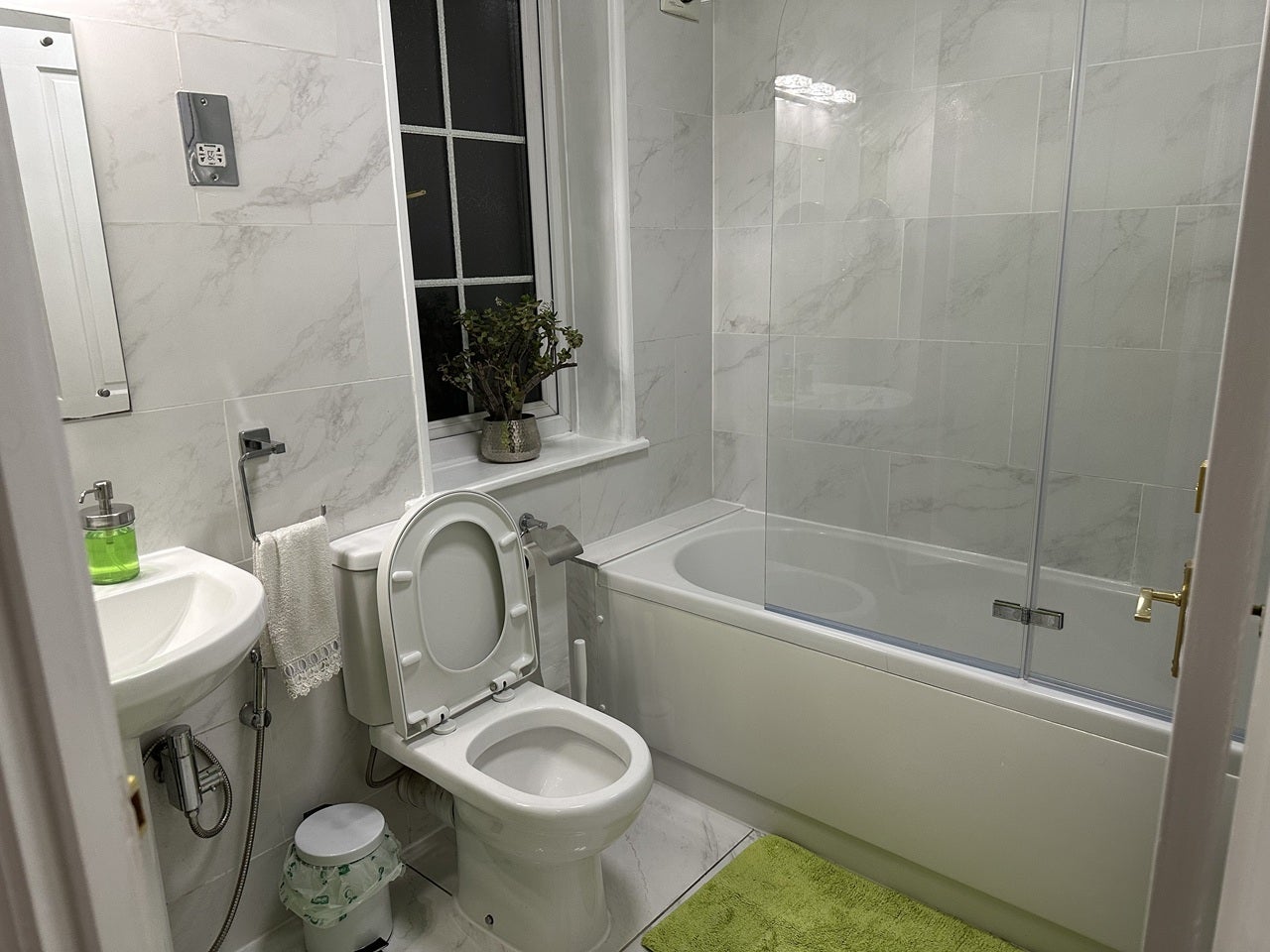 Room Central Road in Greater London