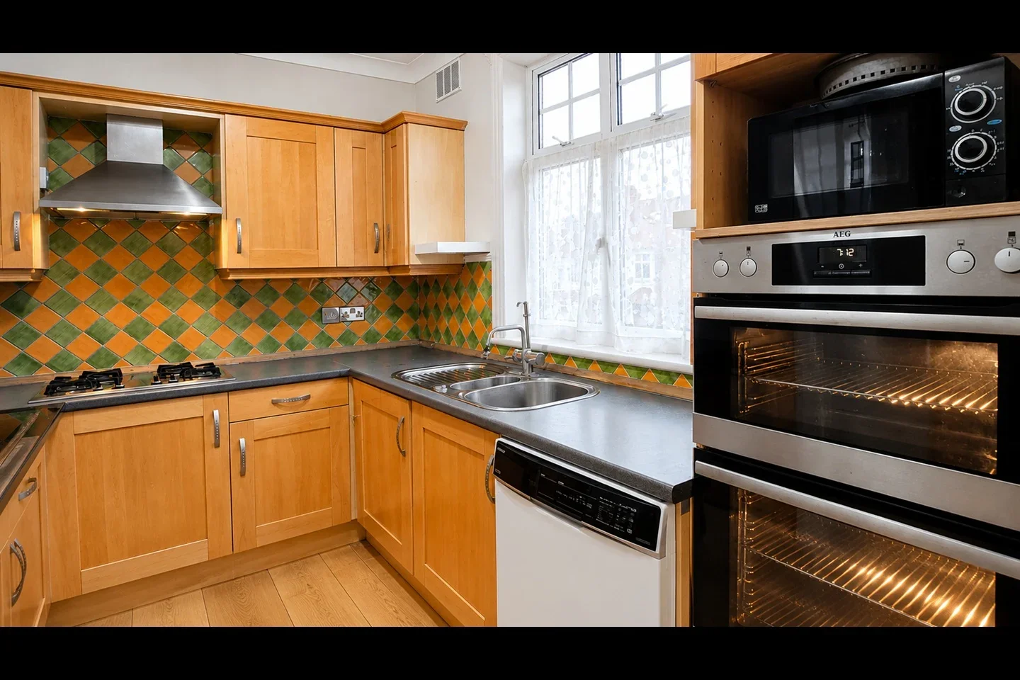 Flat Radnor Road in Greater London