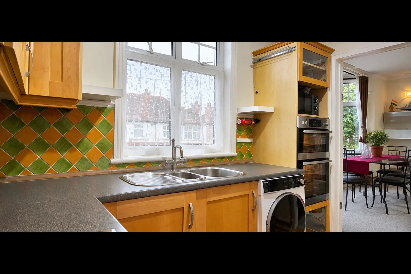 Flat Radnor Road in Greater London