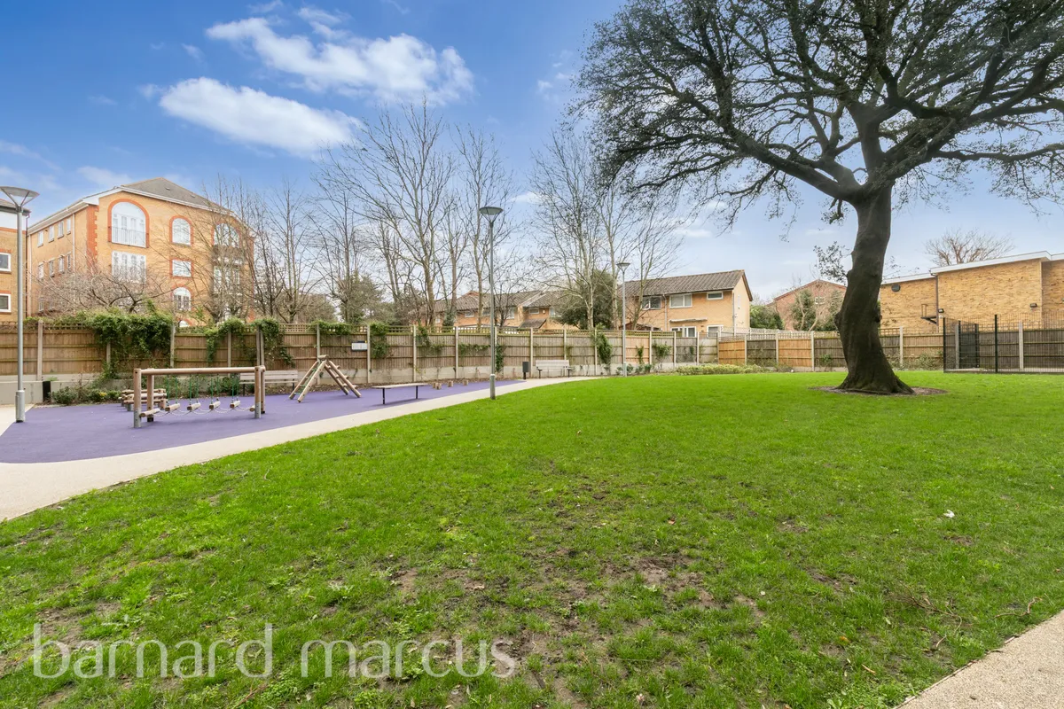 Flat Addiscombe Road in Greater London