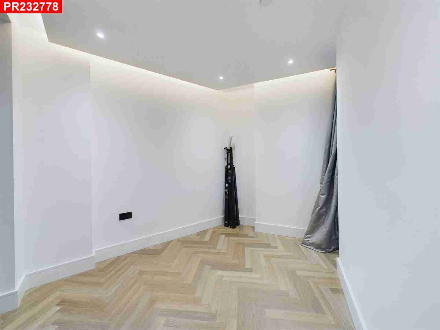 Flat Sawyer Street in Greater London