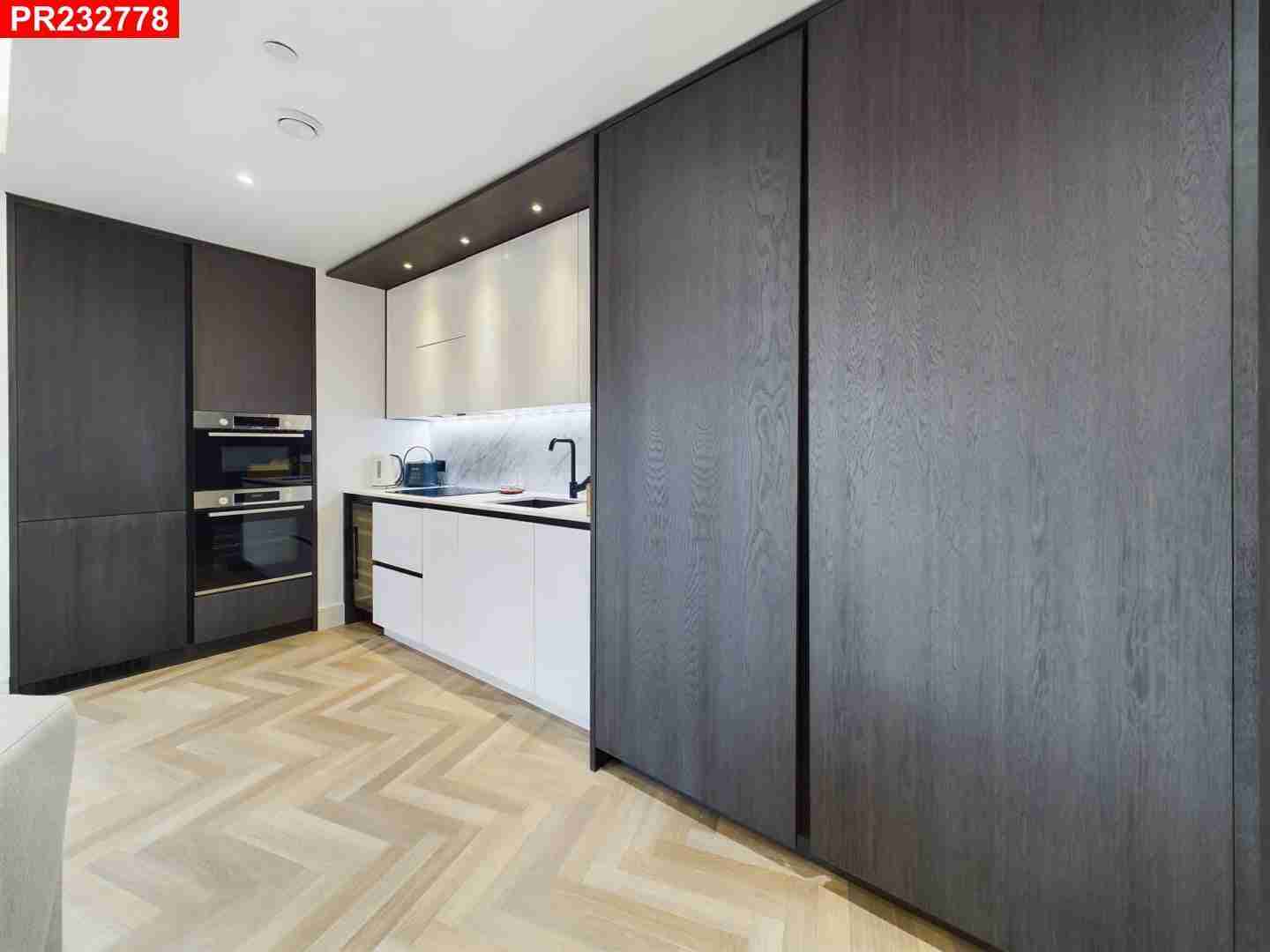 Flat Sawyer Street in Greater London