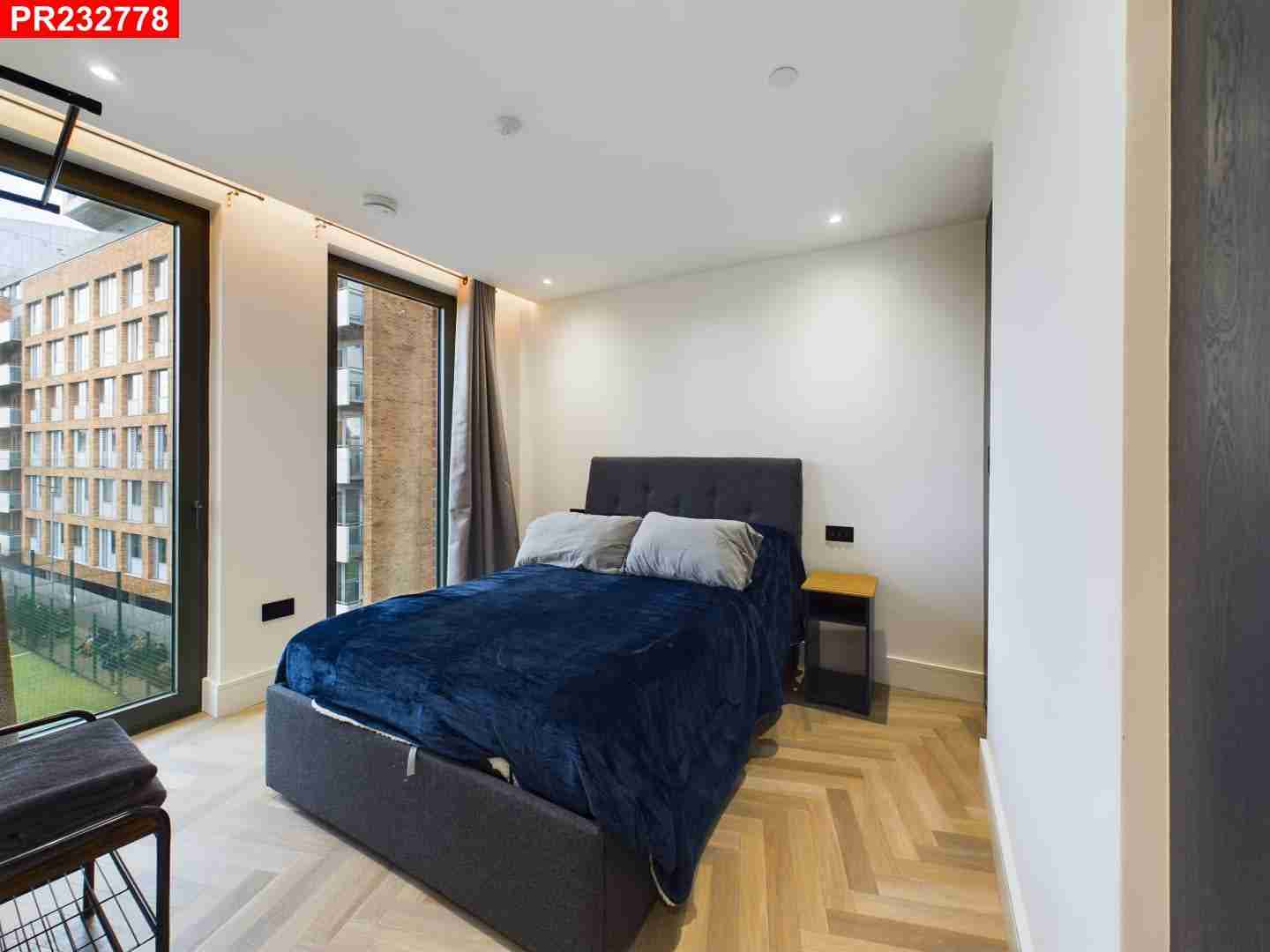 Flat Sawyer Street in Greater London