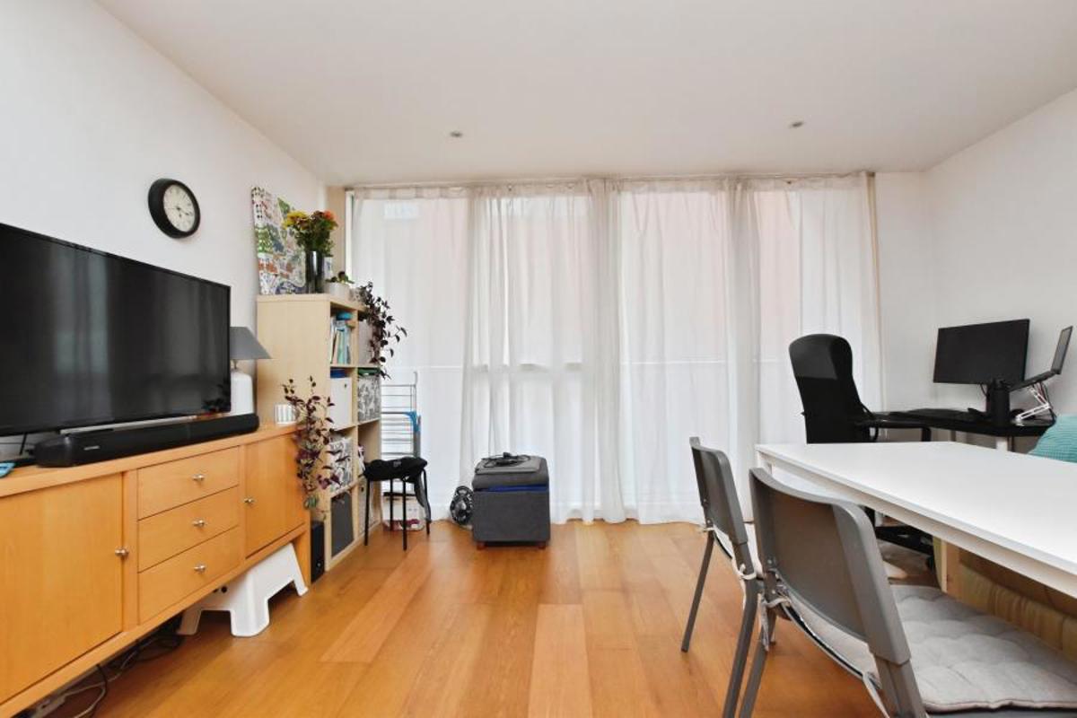 Flat Skypark Road in Bristol