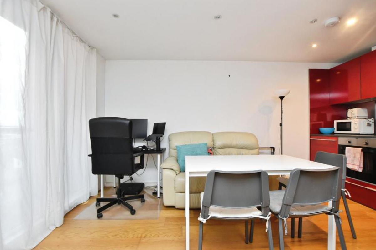 Flat Skypark Road in Bristol