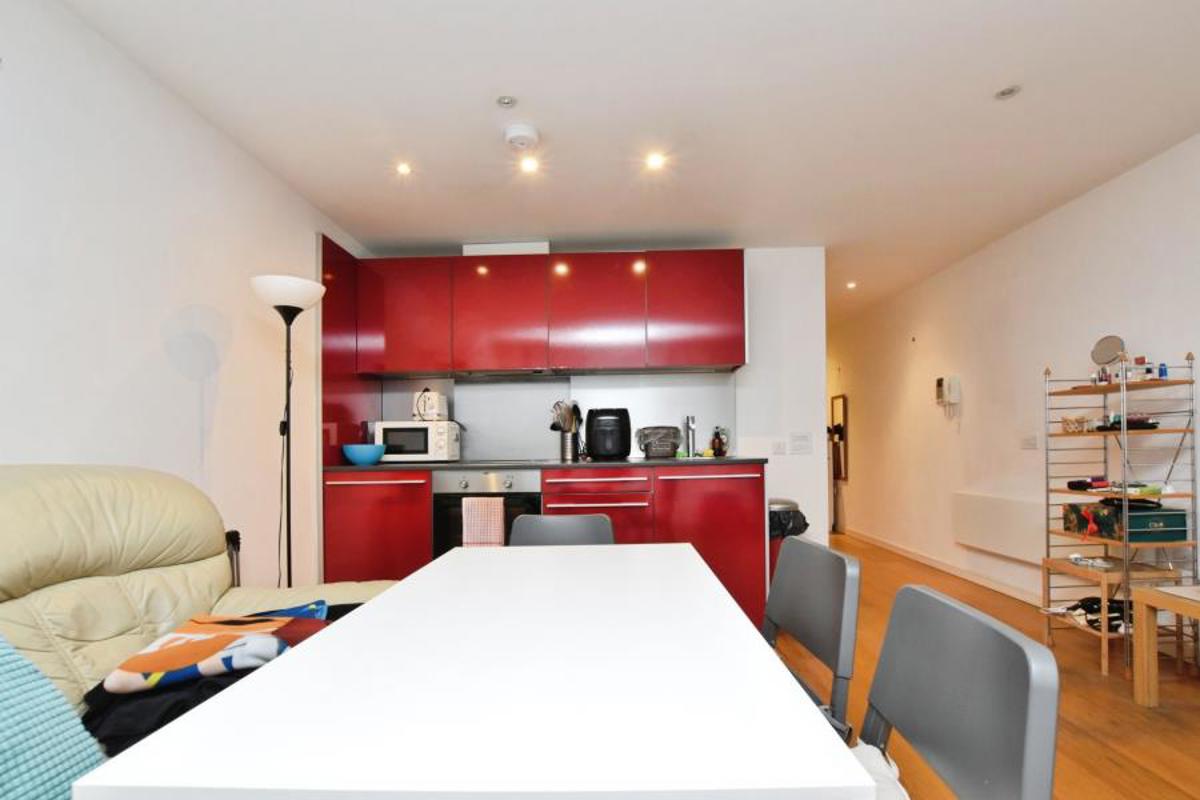 Flat Skypark Road in Bristol