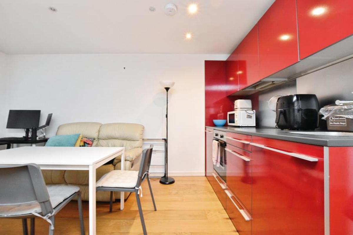 Flat Skypark Road in Bristol
