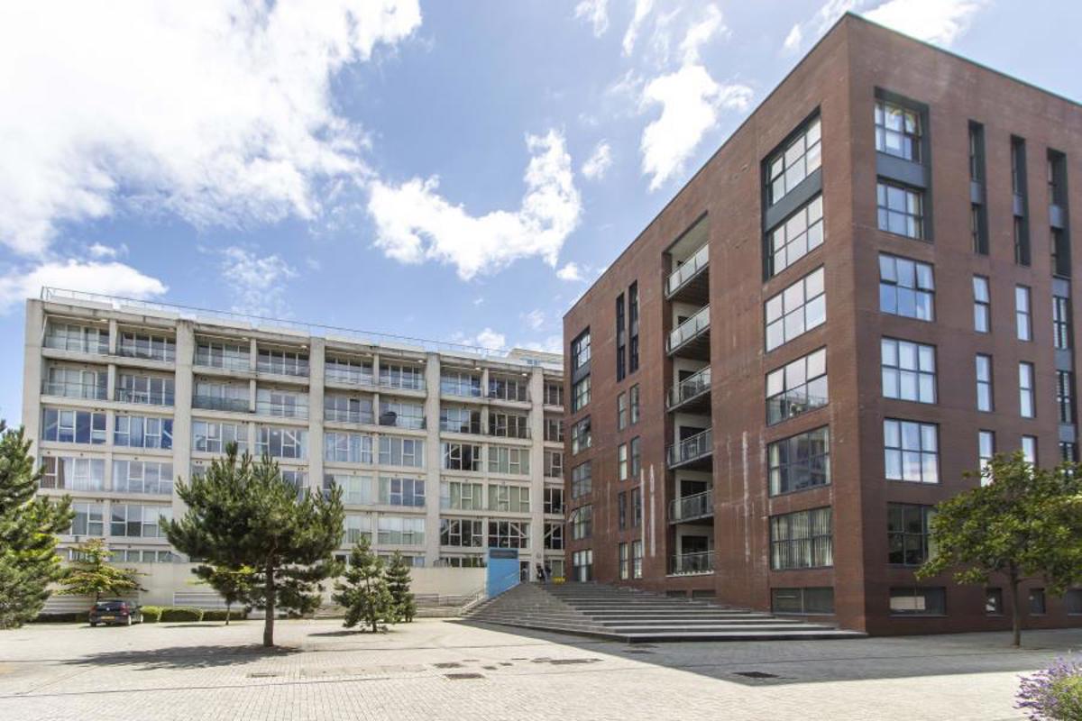 Flat Skypark Road in Bristol