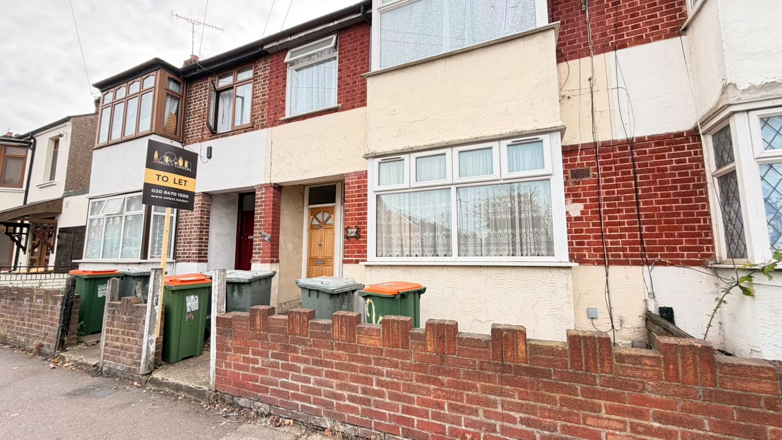 Flat Vicarage Lane in Greater London