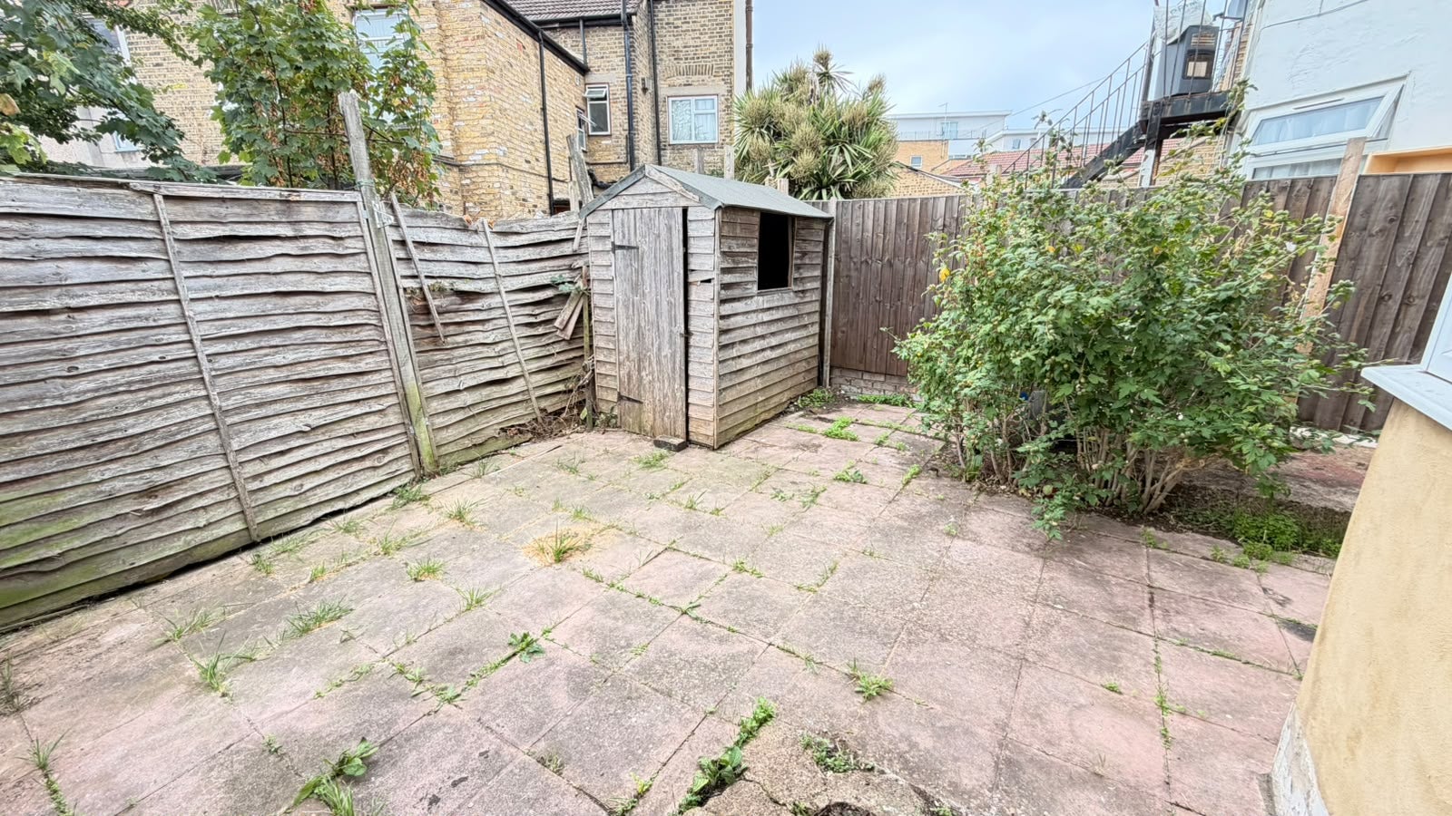 Flat Vicarage Lane in Greater London